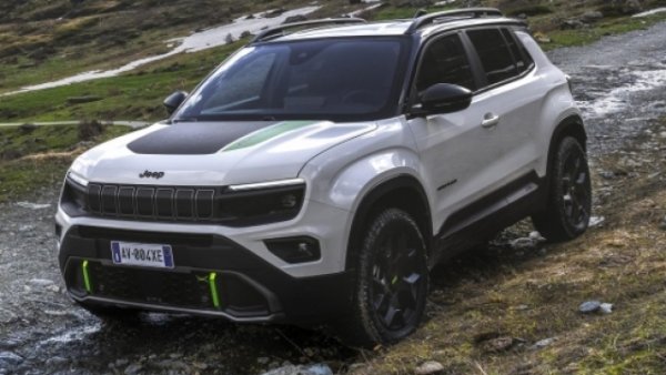 Доста популярен вече, но гамата на Jeep Avenger B-SUV все още се разраства. Версиите споделят следните размери - дължина е 4084 мм , междуосие 2557 мм , широчина 1776 мм и височина 1528 мм, а багажникът е с товарен капацитет от 380 литра.

Единият вариант на мотор е 1.2 турбо бензинов със 100 коня и ръчна скоростна кутия.  Има и два два меки хибридни варианта с 48-волтова технология, както и пълна електрическа версия. 

Първият е e-Hybrid , задвижван от 1.2 турбо бензинов двигател със 100 к.с. (74 kW) и с e-Dct автоматична трансмисия с предно задвижване. Разходът на гориво в комбинирания цикъл WLTP е 4,9 &minus; 5,0  л/100 km. Ускорява 0 до 100 kм/ч за 10,4 секунди, а максималната скорост е 184 kм/ч.  

Вече е наличен вариант със задвижване на всички колела 4xe с мощност от 138 к.с.  Максимална скорост е 194 км/ ч, а спринтът от 0 до 100 км/ч отнема 9,5 секунди. Деклариран разход на гориво от 5,4 л/100 км. Този последен вариант се характеризира със специалните издания Upland и The North Face.

Като алтернатива можете да изберете напълно електрическа версия със 156 к.с. (115 kW) с батерия 51 kWh нето (54 kWh бруто), която презарежда за 24 минути от 20 до 80%. Гарантира максимален пробег от 400 км в комбинирания WLTP цикъл. Ускорението от 0 до 100 км/ч става за 9 секунди, а максималната скорост е 150 км/ч.